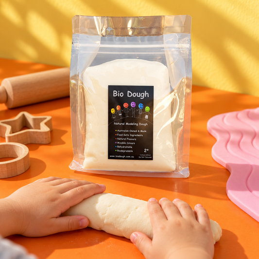 Scent-free and dye-free Bio DoUgh 1kg natural playdough with colourful playdough cutters